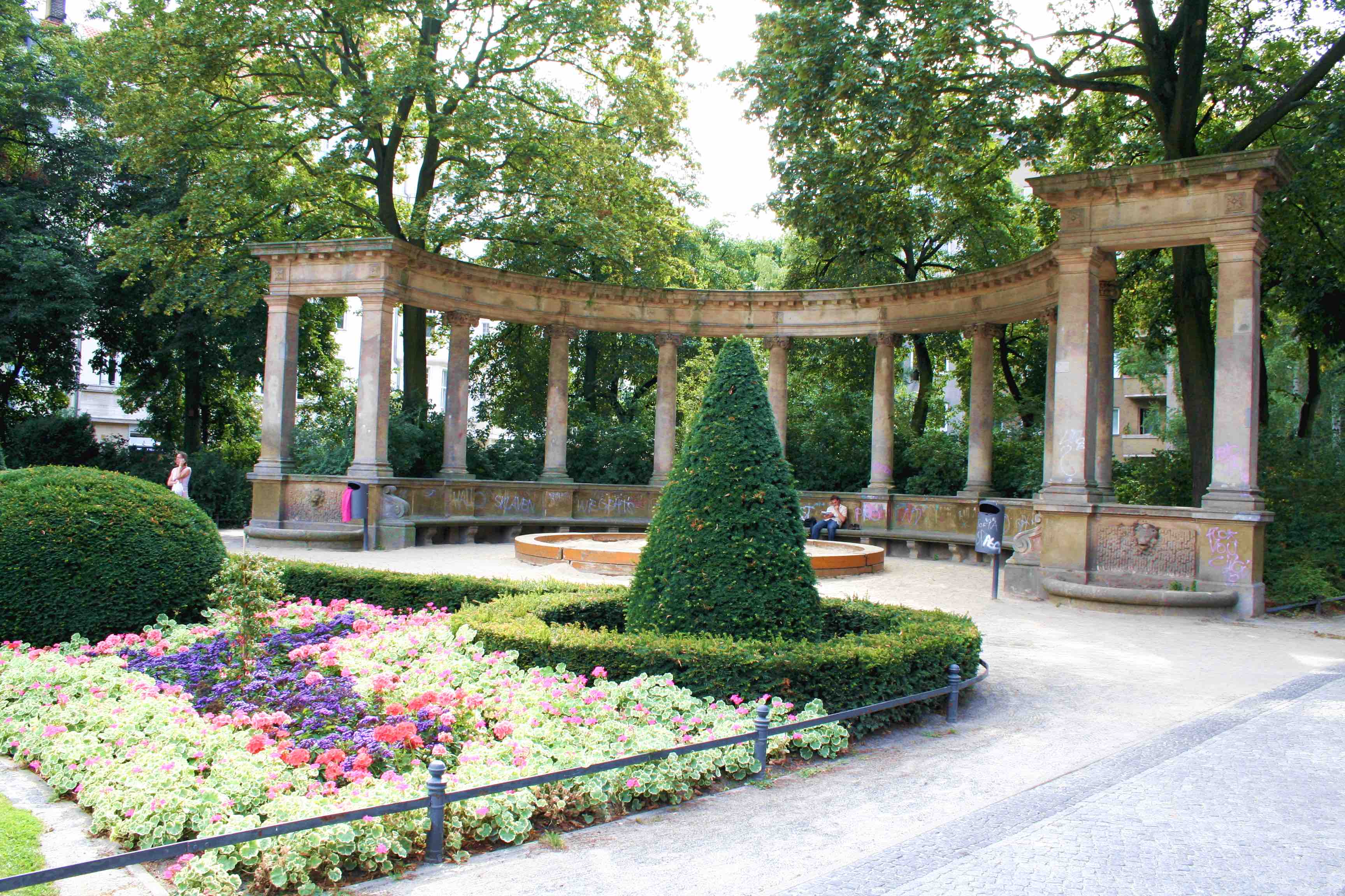 Grünanlage und Säulengang auf dem Victoria-Luise-Platz nahe der Kanzlei von Rechtsanwältin Grosse in Berlin-Schöneberg